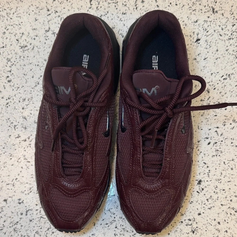 Nike Low-Top Maroon Athletic Sneakers